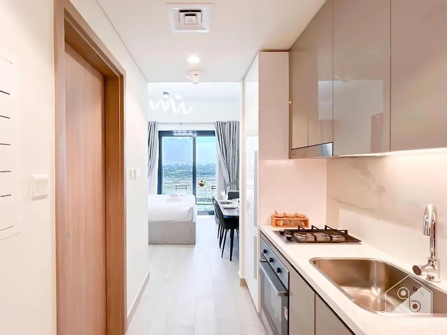 Balcony Studio Haven In Riviera 두바이 아파트